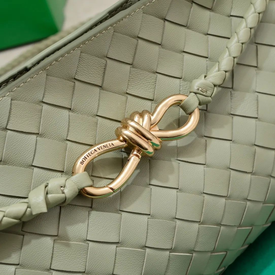 Batch 1960 #Bottega Veneta new horizontal Andiamo handbag, many stars have the same style 🎈 Classic full-body leather weaving with golden rope buckle, stable and chic enough [proud] The whole body is made of Nappa sheep leather, comfortable, soft and dynamic. The sliding metal rope buckle can adjust the shoulder strap, single shoulder / handbag / crossbody, multiple carrying methods, large bag capacity, suitable for commuting / daily / travel This bag is divided into small/medium/large sizes. There is always one that suits you, so take me with you🎀🎀 Size: 29x18x10 Model: 6463#